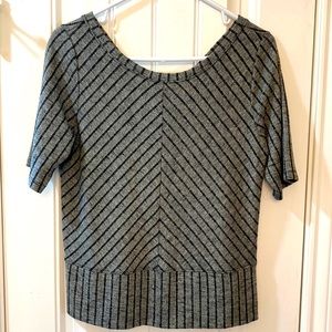 Short Sleeve Striped V-back sweater